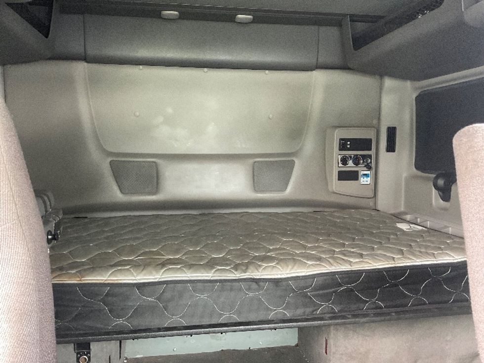 Sleeper Tractor-Heavy Duty Tractors-International-2022-LT625-Perrysburg-OH-515,743\n\t\tmiles-$ 52,250 - Image 16