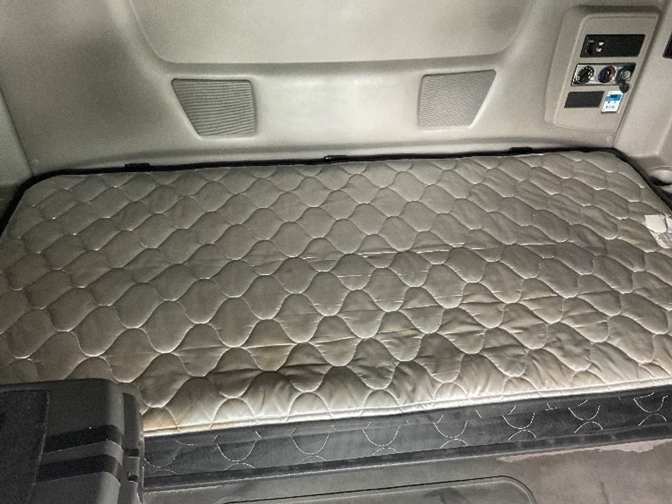 Sleeper Tractor-Heavy Duty Tractors-International-2022-LT625-Perrysburg-OH-515,743\n\t\tmiles-$ 52,250 - Image 17