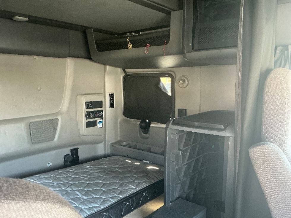 Sleeper Tractor-Heavy Duty Tractors-International-2022-LT625-Piqua-OH-420,183\n\t\tmiles-$ 60,750 - Image 18