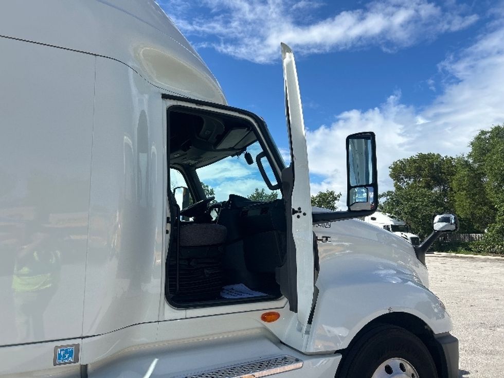 Sleeper Tractor-Heavy Duty Tractors-International-2022-LT625-Pompano Beach-FL-424,393\n\t\tmiles-$ 62,000 - Image 12