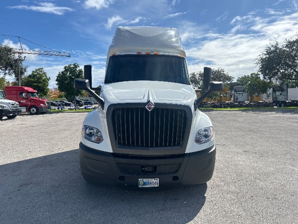 Sleeper Tractor-Heavy Duty Tractors-International-2022-LT625-Pompano Beach-FL-424,393\n\t\tmiles-$ 62,000 - Image 2