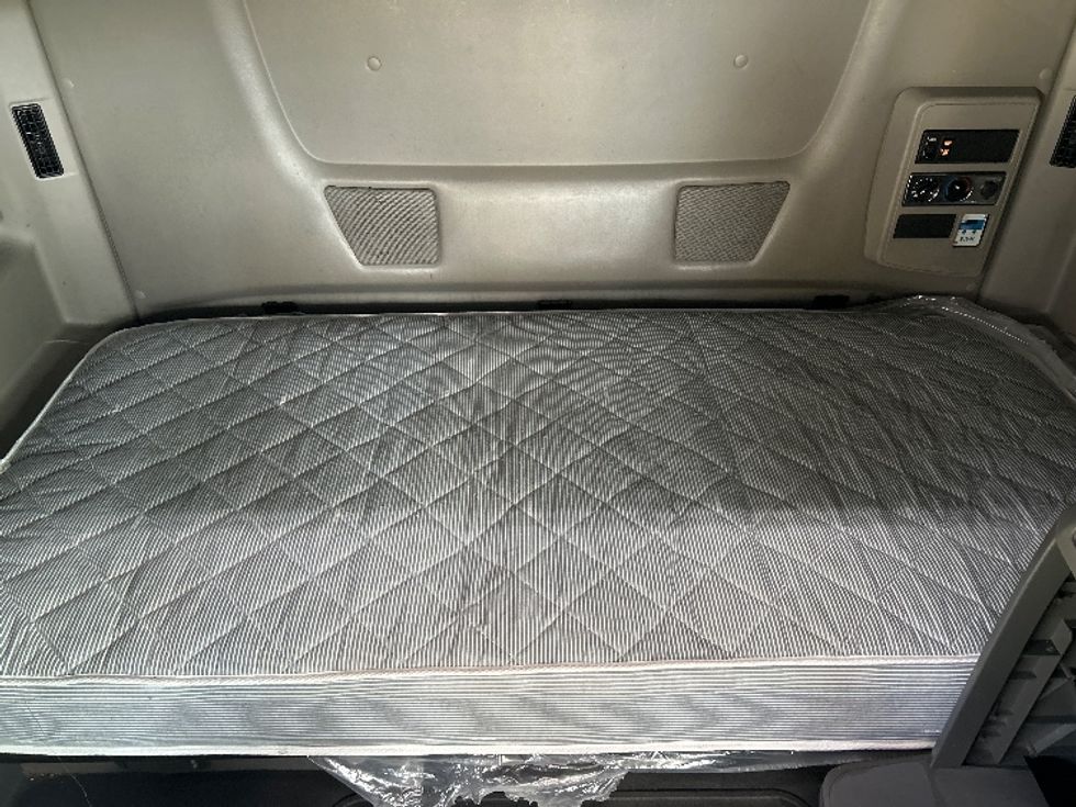 Sleeper Tractor-Heavy Duty Tractors-International-2022-LT625-Rothschild-WI-580,504\n\t\tmiles-$ 44,250 - Image 17