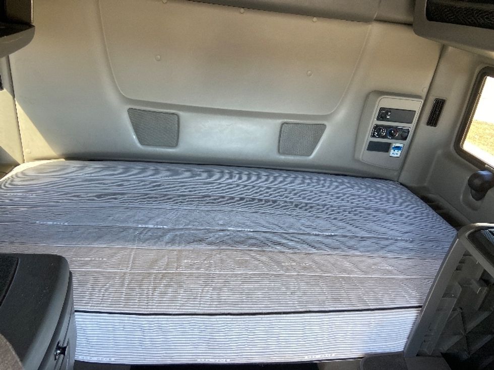 Sleeper Tractor-Heavy Duty Tractors-International-2022-LT625-San Antonio-TX-312,613\n\t\tmiles-$ 72,000 - Image 17