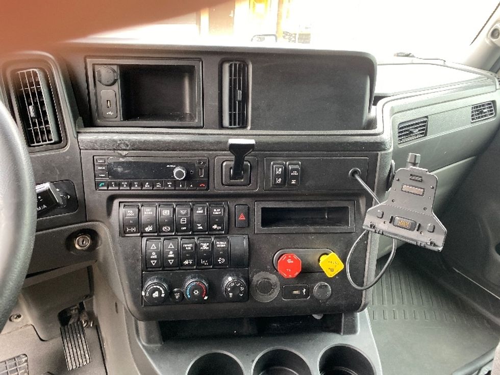 Sleeper Tractor-Heavy Duty Tractors-International-2022-LT625-San Antonio-TX-555,401\n\t\tmiles-$ 51,500 - Image 11