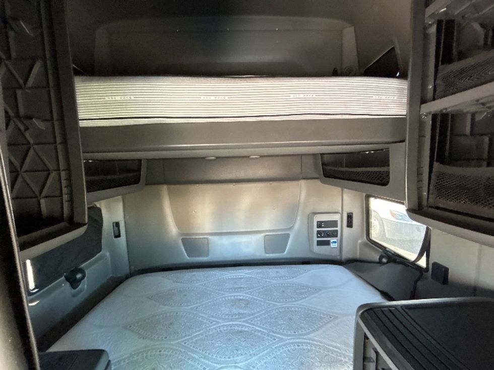 Sleeper Tractor-Heavy Duty Tractors-International-2022-LT625-San Antonio-TX-608,271\n\t\tmiles-$ 46,000 - Image 16