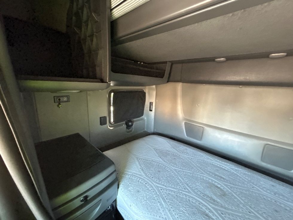 Sleeper Tractor-Heavy Duty Tractors-International-2022-LT625-San Antonio-TX-608,271\n\t\tmiles-$ 46,000 - Image 19