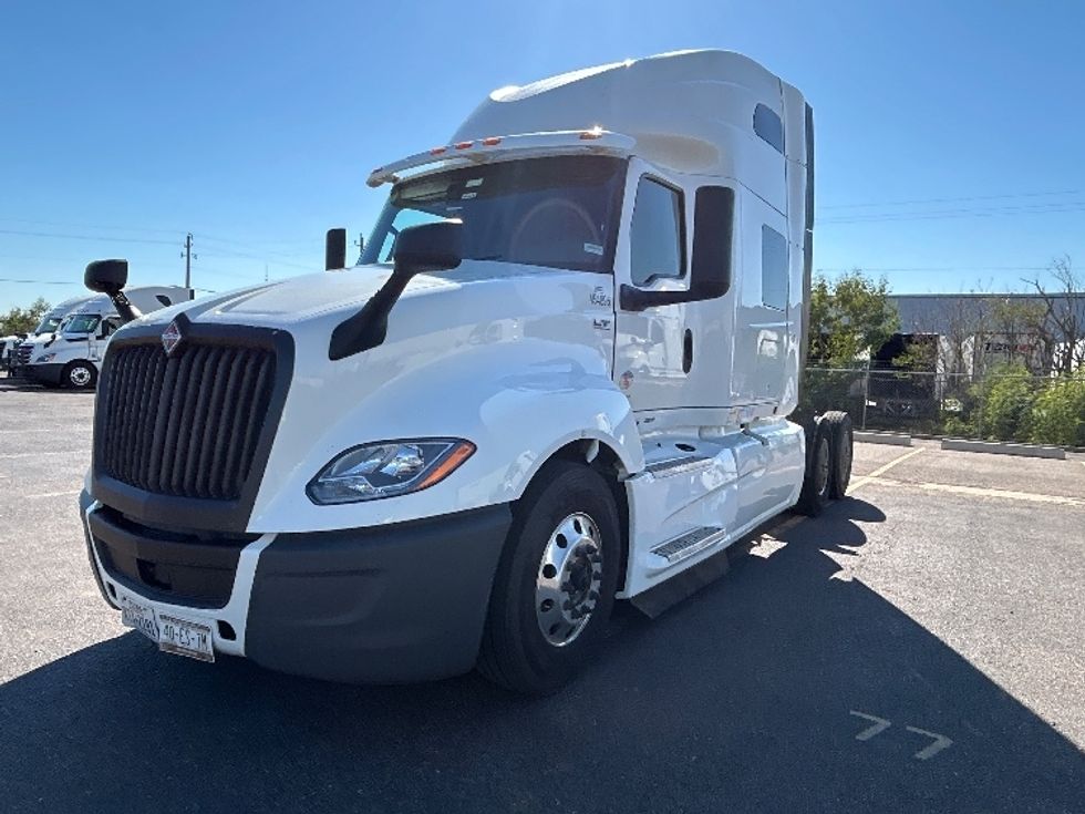 Sleeper Tractor-Heavy Duty Tractors-International-2022-LT625-San Antonio-TX-608,271\n\t\tmiles-$ 46,000 - Image 3