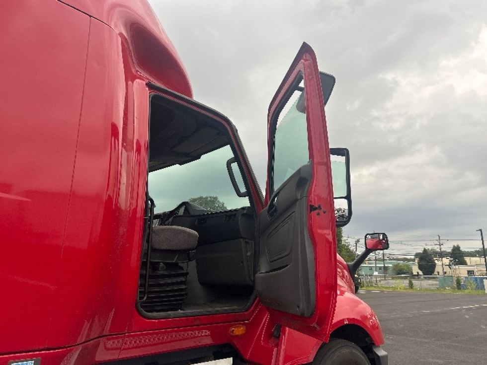 2022 International LT625 LT photo 13