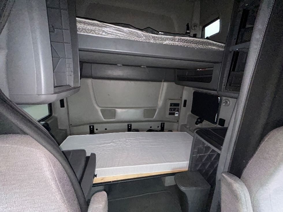 Sleeper Tractor-Heavy Duty Tractors-International-2022-LT625-South Plainfield-NJ-409,090\n\t\tmiles-$ 44,250 - Image 16