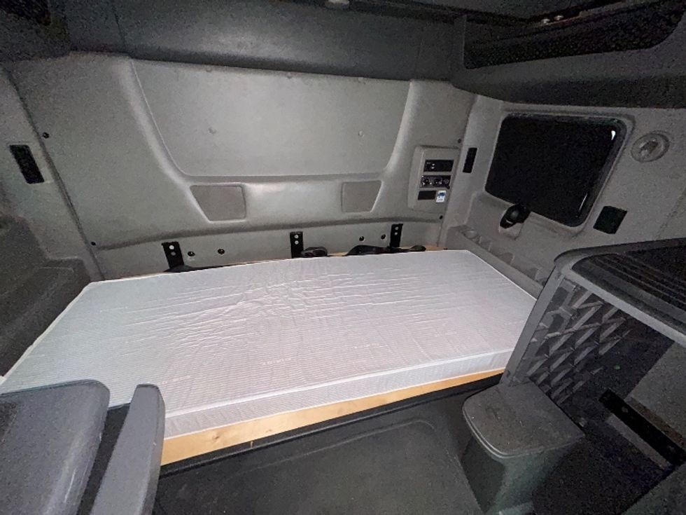 Sleeper Tractor-Heavy Duty Tractors-International-2022-LT625-South Plainfield-NJ-409,090\n\t\tmiles-$ 44,250 - Image 17