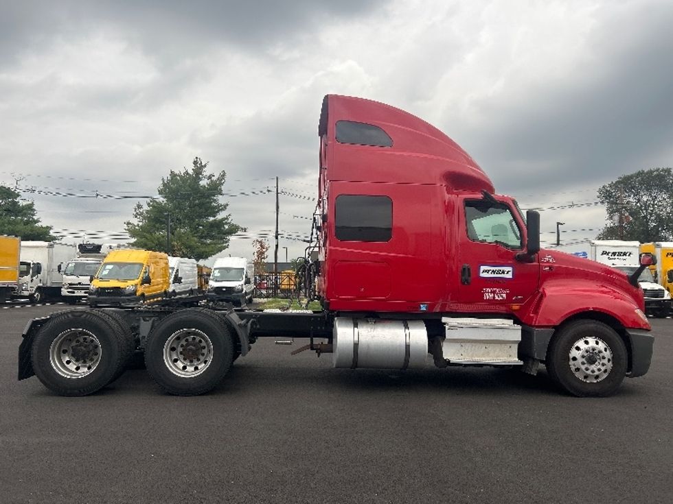 2022 International LT625 LT photo 8