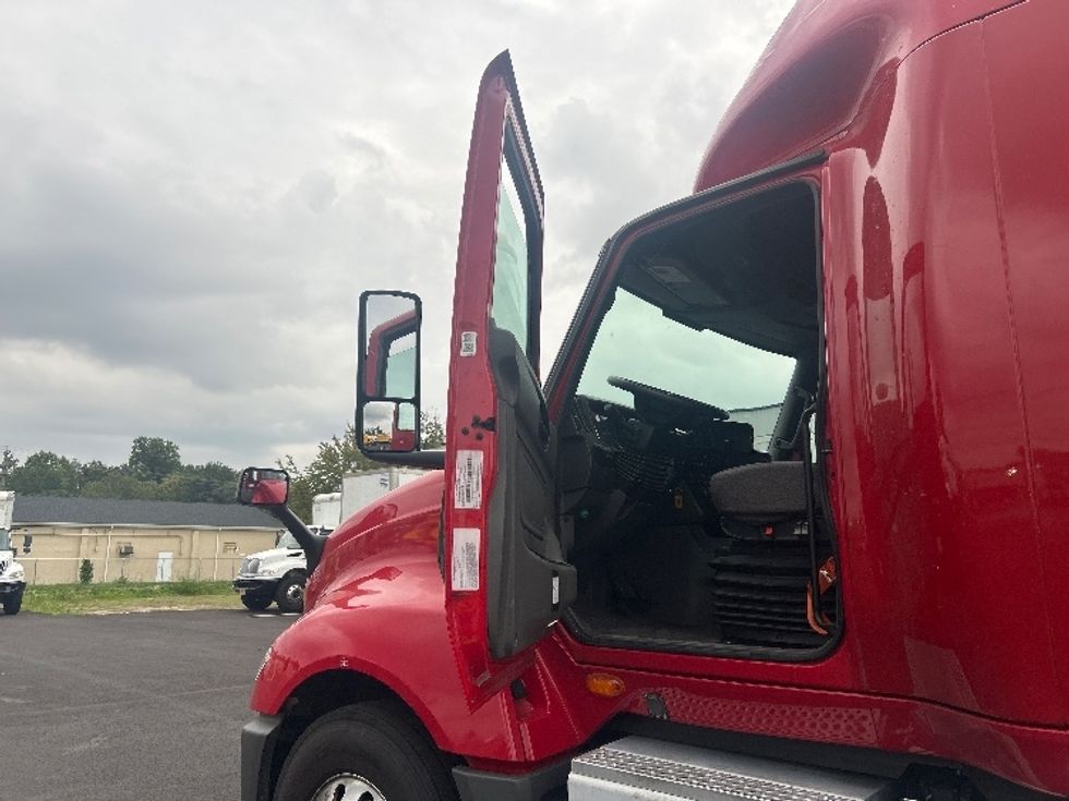 2022 International LT625 LT photo 9