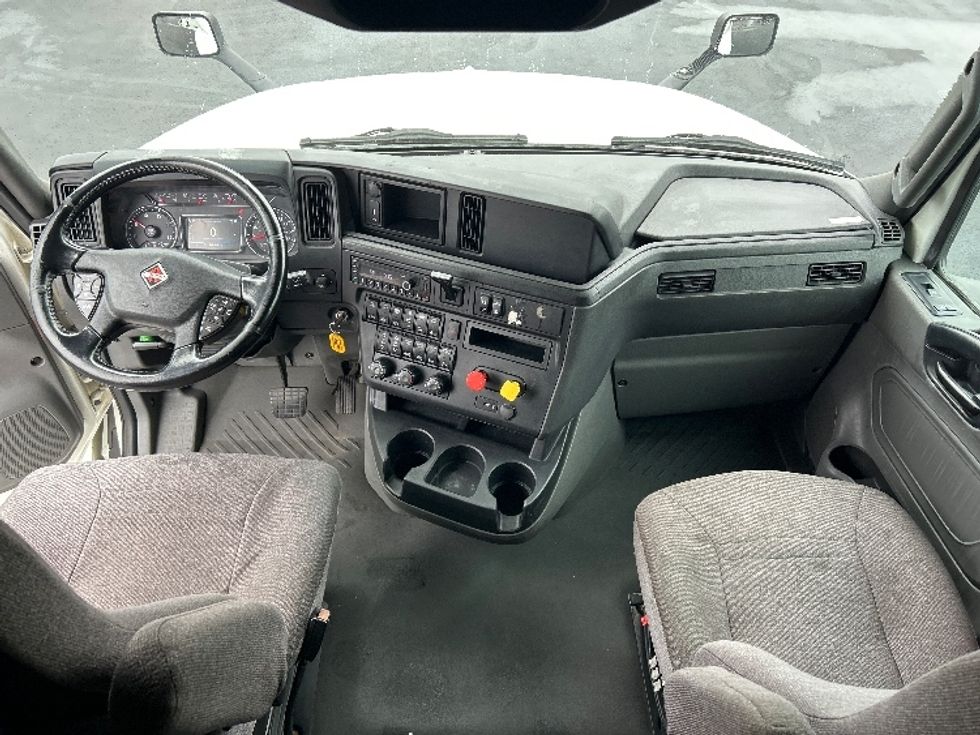 Sleeper Tractor-Heavy Duty Tractors-International-2022-LT625-Sterling-VA-401,323\n\t\tmiles-$ 48,000 - Image 12
