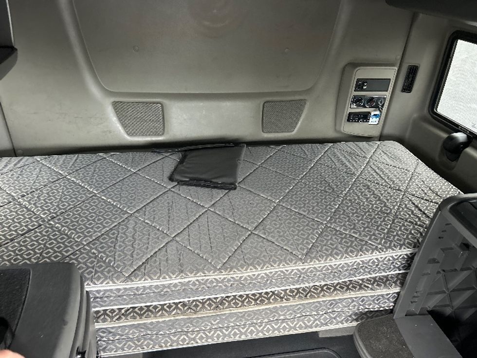 Sleeper Tractor-Heavy Duty Tractors-International-2022-LT625-Sterling-VA-401,323\n\t\tmiles-$ 48,000 - Image 17