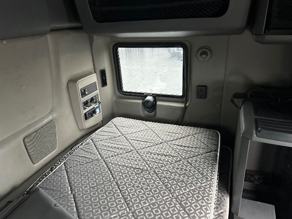 Sleeper Tractor-Heavy Duty Tractors-International-2022-LT625-Sterling-VA-401,323\n\t\tmiles-$ 48,000 - Image 18