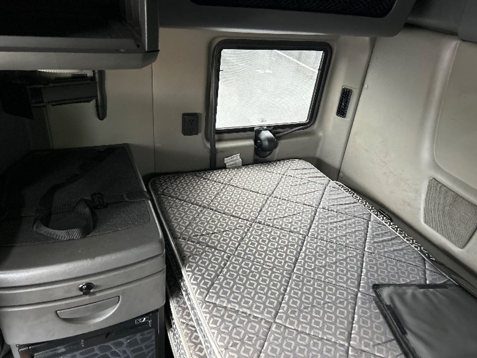 Sleeper Tractor-Heavy Duty Tractors-International-2022-LT625-Sterling-VA-401,323\n\t\tmiles-$ 48,000 - Image 19