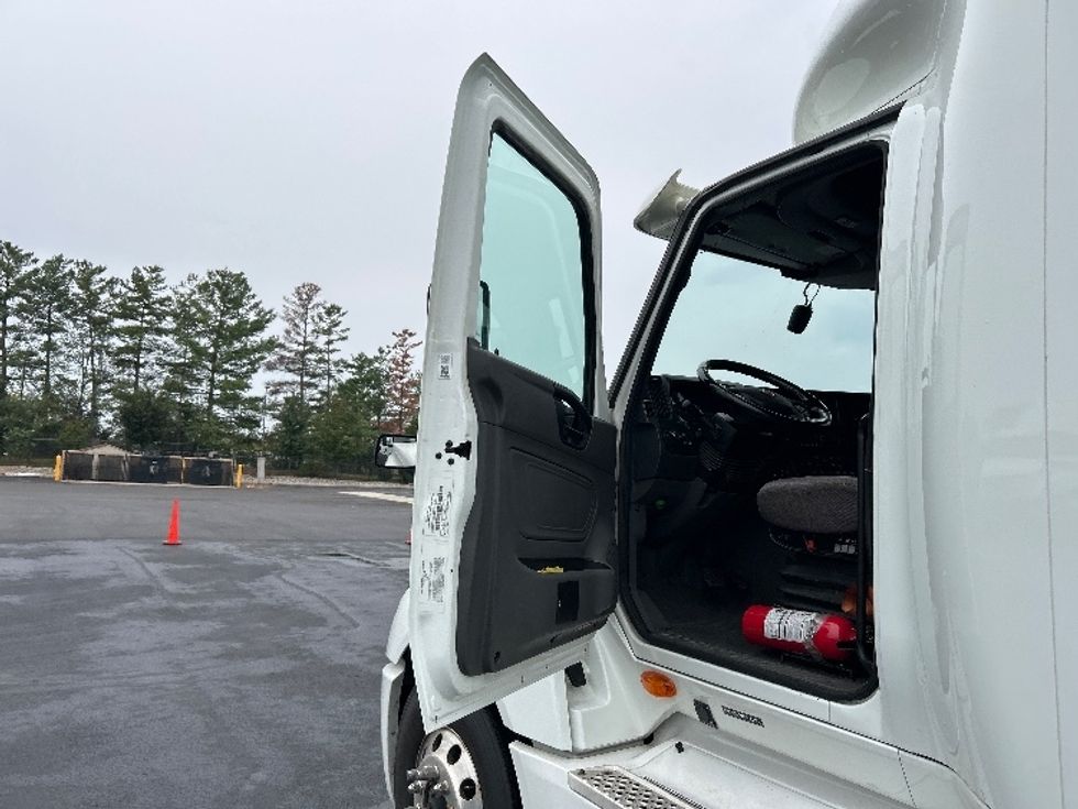 Sleeper Tractor-Heavy Duty Tractors-International-2022-LT625-Sterling-VA-401,323\n\t\tmiles-$ 48,000 - Image 9