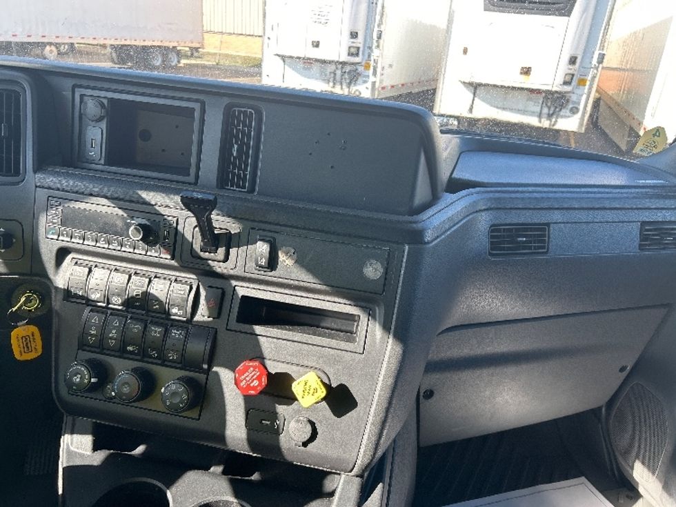 Sleeper Tractor-Heavy Duty Tractors-International-2022-LT625-Sturtevant-WI-354,148\n\t\tmiles-$ 70,500 - Image 12