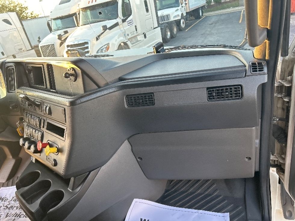 Sleeper Tractor-Heavy Duty Tractors-International-2022-LT625-Sturtevant-WI-374,394\n\t\tmiles-$ 65,500 - Image 14