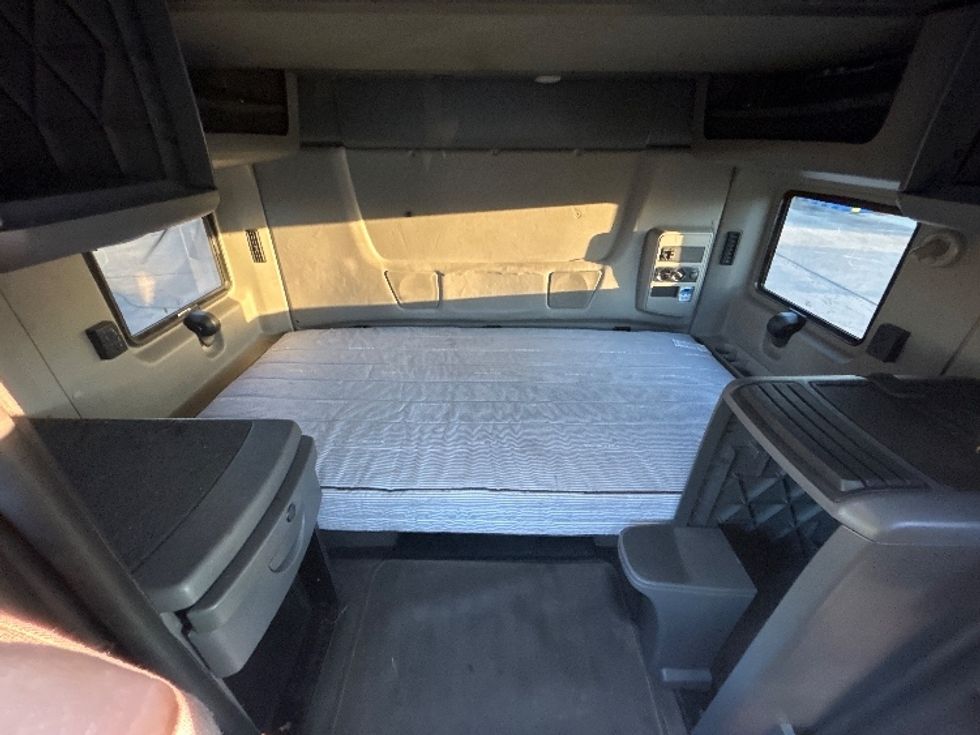 Sleeper Tractor-Heavy Duty Tractors-International-2022-LT625-Sturtevant-WI-374,394\n\t\tmiles-$ 65,500 - Image 16