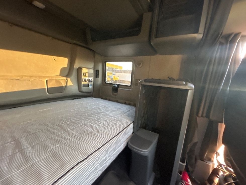 Sleeper Tractor-Heavy Duty Tractors-International-2022-LT625-Sturtevant-WI-374,394\n\t\tmiles-$ 65,500 - Image 17