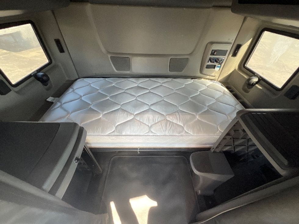 Sleeper Tractor-Heavy Duty Tractors-International-2022-LT625-Sturtevant-WI-387,293\n\t\tmiles-$ 60,250 - Image 16