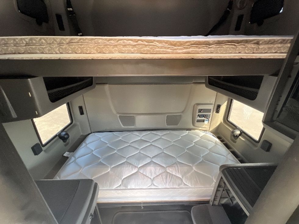 Sleeper Tractor-Heavy Duty Tractors-International-2022-LT625-Sturtevant-WI-387,293\n\t\tmiles-$ 60,250 - Image 17