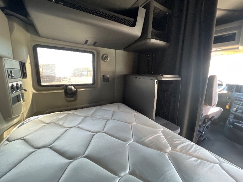 Sleeper Tractor-Heavy Duty Tractors-International-2022-LT625-Sturtevant-WI-387,293\n\t\tmiles-$ 60,250 - Image 18