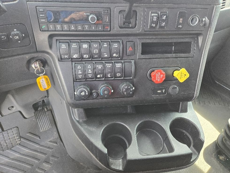 Sleeper Tractor-Heavy Duty Tractors-International-2022-LT625-White Deer-PA-338,117\n\t\tmiles-$ 73,750 - Image 12