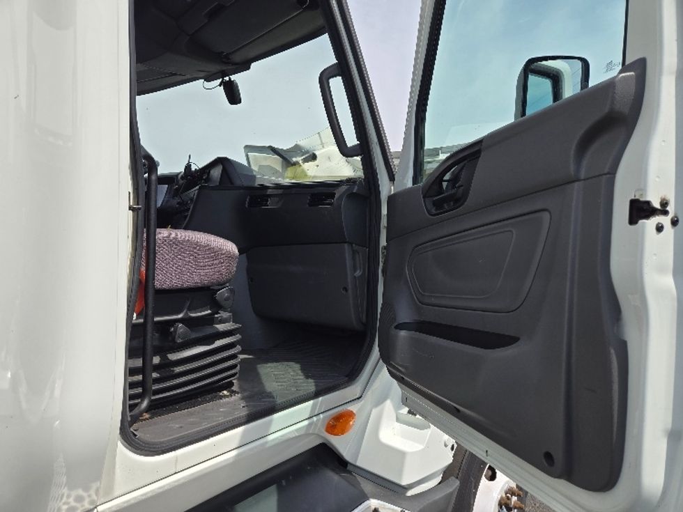 Sleeper Tractor-Heavy Duty Tractors-International-2022-LT625-White Deer-PA-338,117\n\t\tmiles-$ 73,750 - Image 13