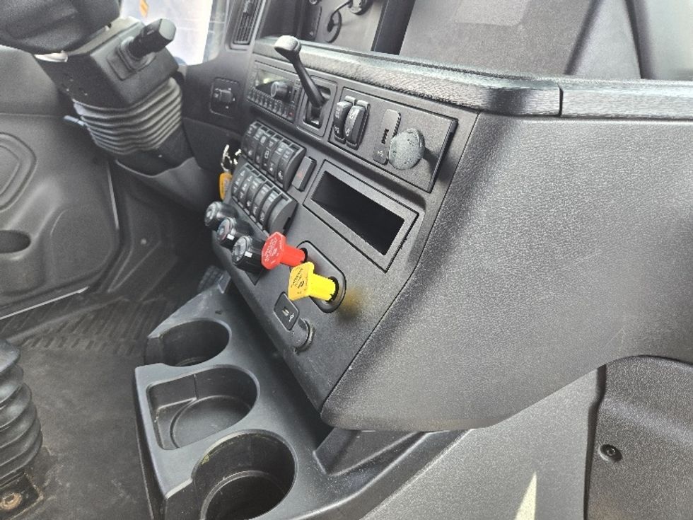 Sleeper Tractor-Heavy Duty Tractors-International-2022-LT625-White Deer-PA-338,117\n\t\tmiles-$ 73,750 - Image 15