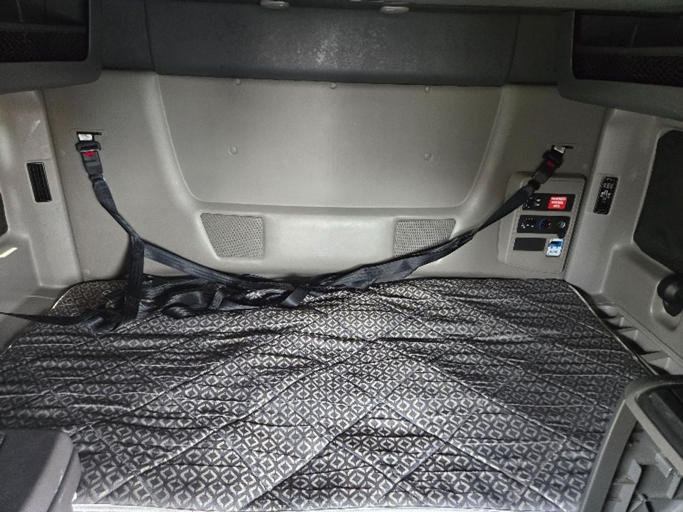 Sleeper Tractor-Heavy Duty Tractors-International-2022-LT625-White Deer-PA-338,117\n\t\tmiles-$ 73,750 - Image 16