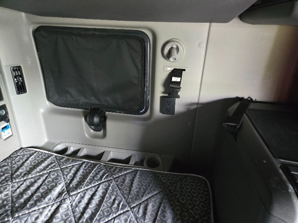 Sleeper Tractor-Heavy Duty Tractors-International-2022-LT625-White Deer-PA-338,117\n\t\tmiles-$ 73,750 - Image 17