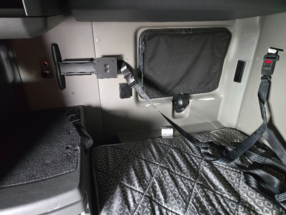 Sleeper Tractor-Heavy Duty Tractors-International-2022-LT625-White Deer-PA-338,117\n\t\tmiles-$ 73,750 - Image 18