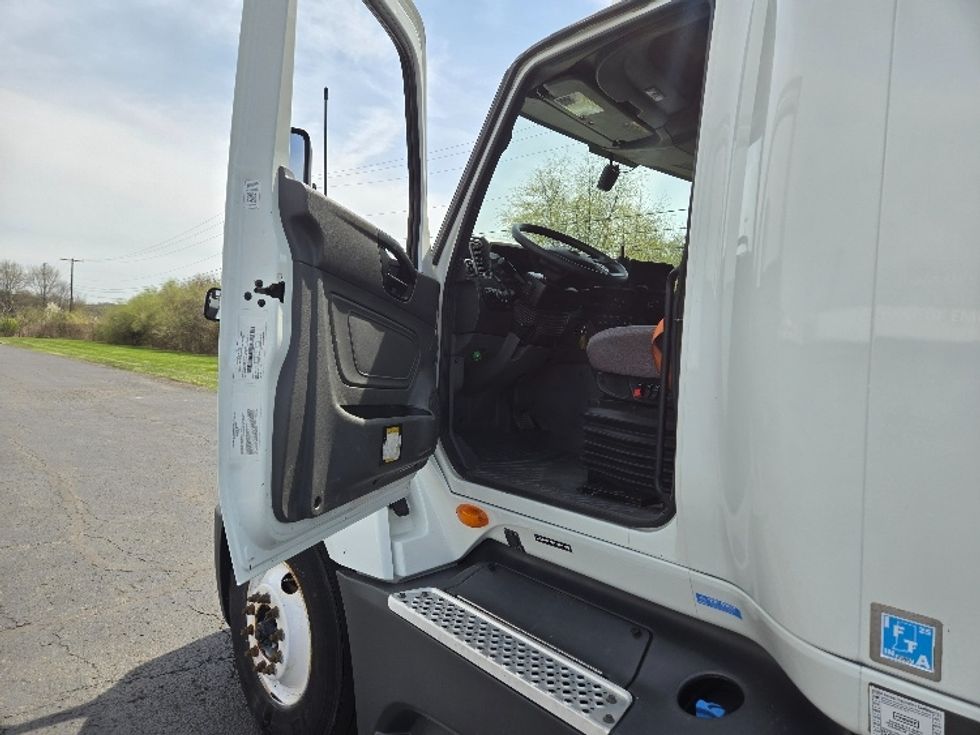 Sleeper Tractor-Heavy Duty Tractors-International-2022-LT625-White Deer-PA-338,117\n\t\tmiles-$ 73,750 - Image 9