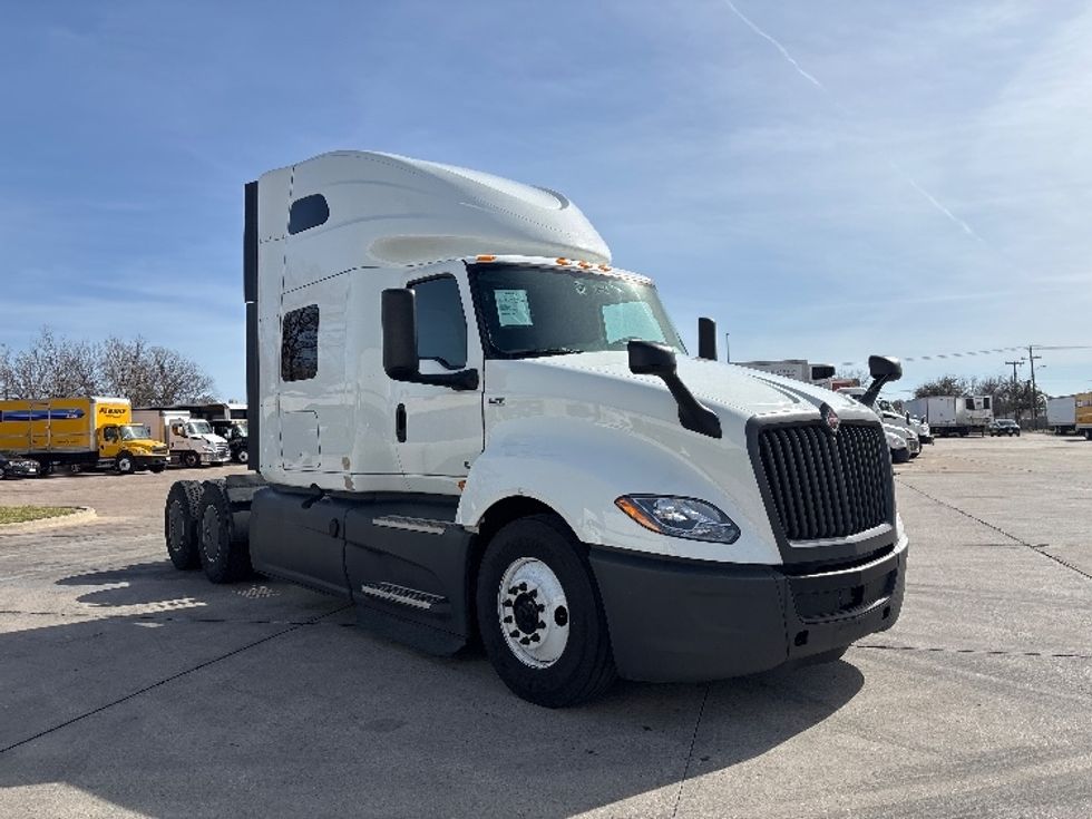 Sleeper Tractor-Heavy Duty Tractors-International-2023-LT625-Arlington-TX-669,493\n\t\tmiles-$ 43,000 - Image 1