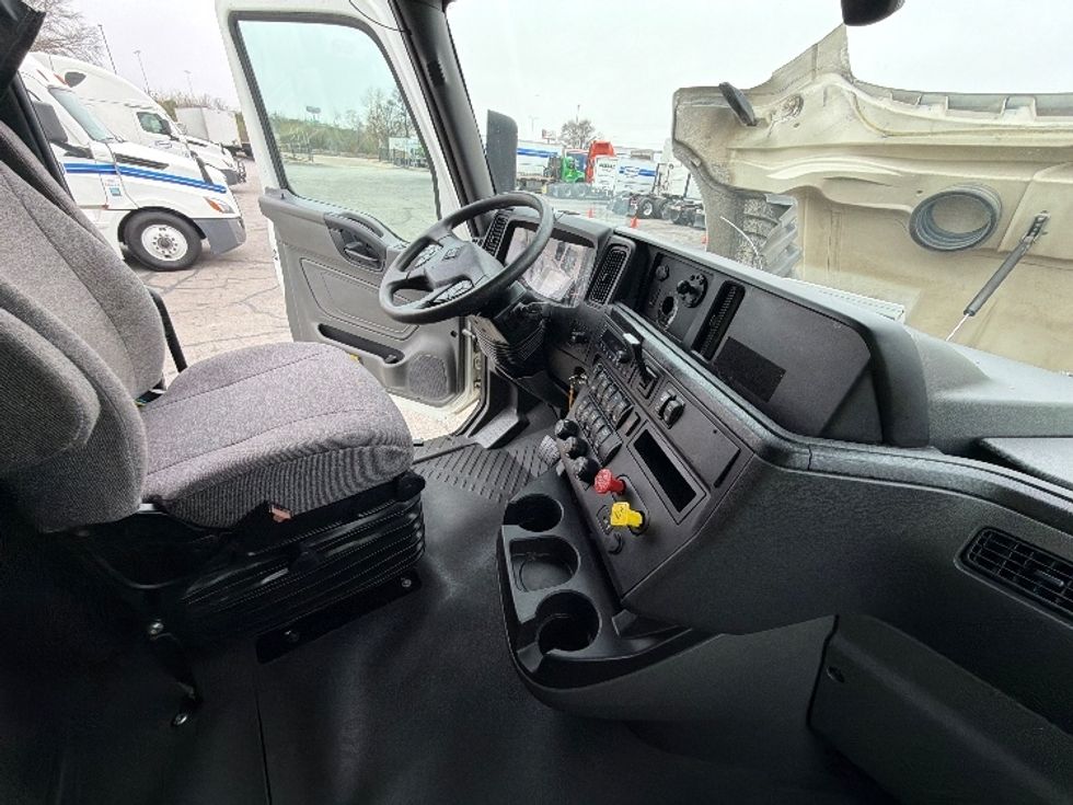 Sleeper Tractor-Heavy Duty Tractors-International-2023-LT625-Austin-TX-325,582\n\t\tmiles-$ 77,000 - Image 15