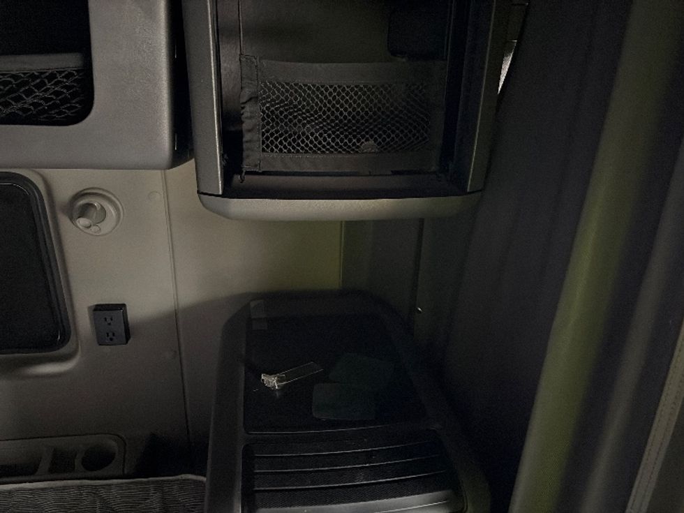 Sleeper Tractor-Heavy Duty Tractors-International-2023-LT625-Austin-TX-325,582\n\t\tmiles-$ 77,000 - Image 18