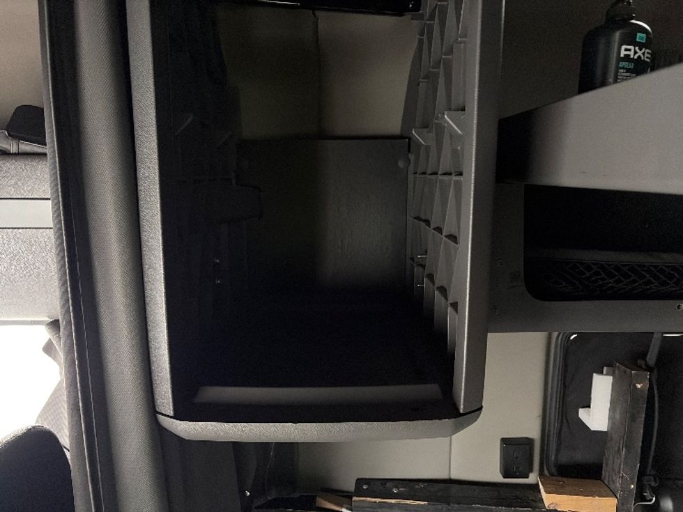 Sleeper Tractor-Heavy Duty Tractors-International-2023-LT625-Austin-TX-325,582\n\t\tmiles-$ 77,000 - Image 19