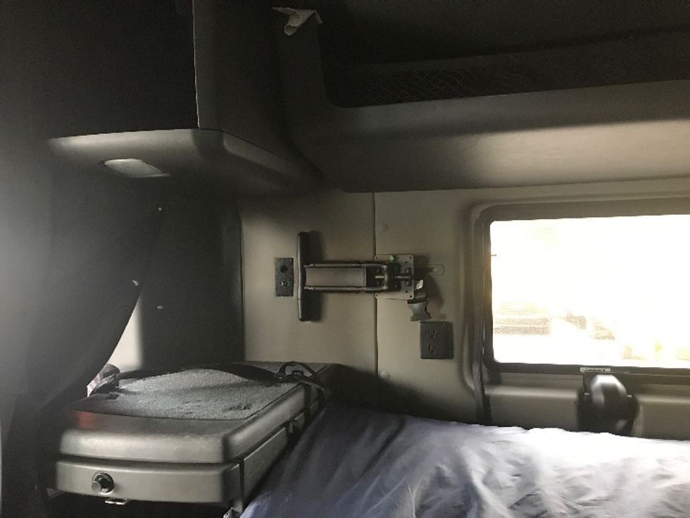 Sleeper Tractor-Heavy Duty Tractors-International-2023-LT625-Bensalem-PA-601,660\n\t\tmiles-$ 45,500 - Image 19