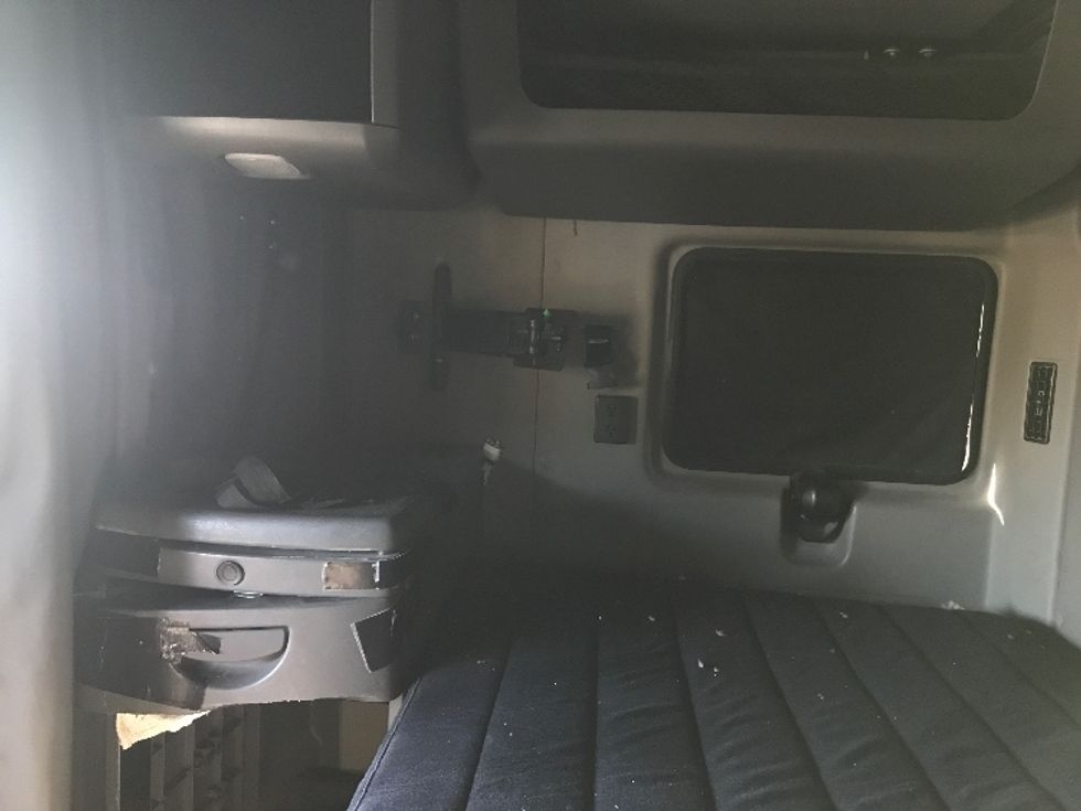 Sleeper Tractor-Heavy Duty Tractors-International-2023-LT625-Bensalem-PA-621,864\n\t\tmiles-$ 43,500 - Image 19