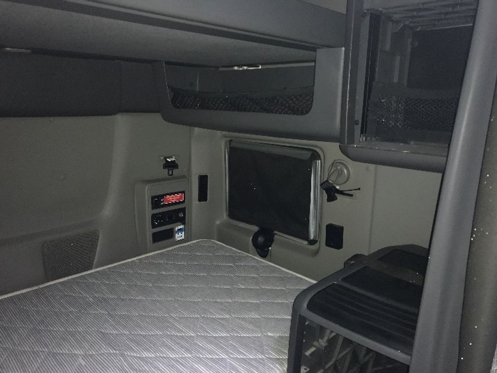 Sleeper Tractor-Heavy Duty Tractors-International-2023-LT625-Bensalem-PA-652,608\n\t\tmiles-$ 44,500 - Image 17