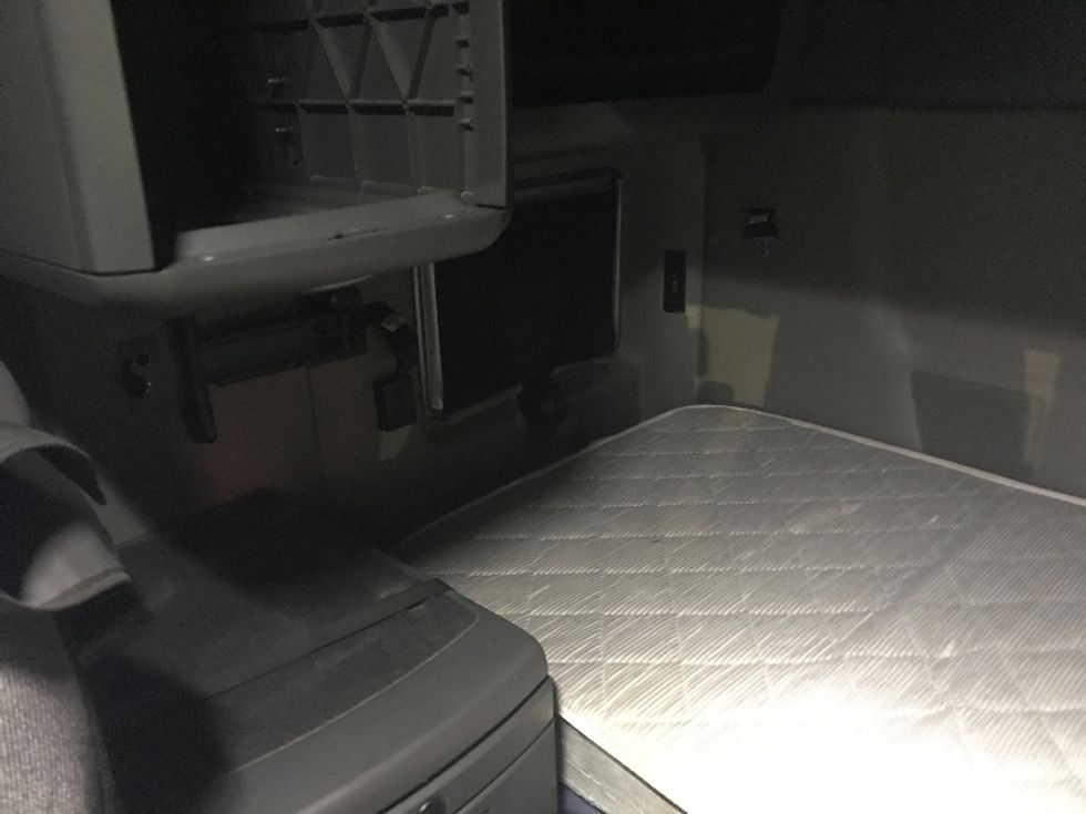 Sleeper Tractor-Heavy Duty Tractors-International-2023-LT625-Bensalem-PA-652,608\n\t\tmiles-$ 44,500 - Image 18