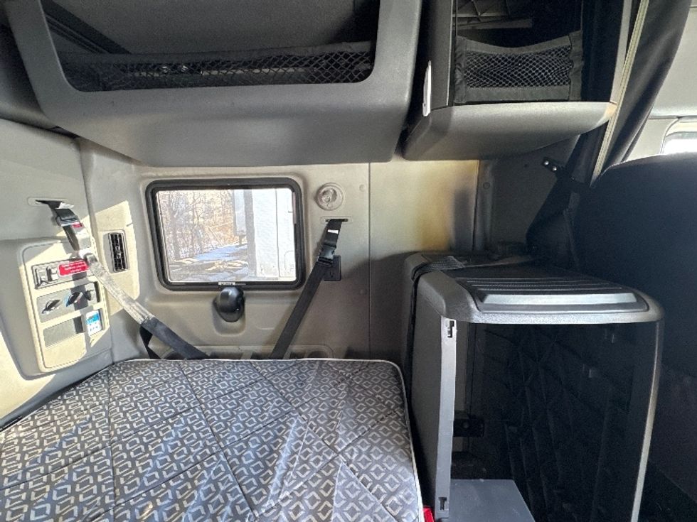 Sleeper Tractor-Heavy Duty Tractors-International-2023-LT625-Brooklyn Park-MN-354,076\n\t\tmiles-$ 69,250 - Image 18