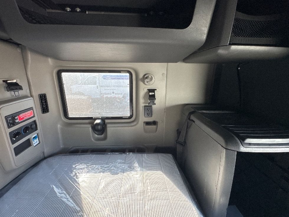 Sleeper Tractor-Heavy Duty Tractors-International-2023-LT625-Brooklyn Park-MN-465,880\n\t\tmiles-$ 58,250 - Image 18