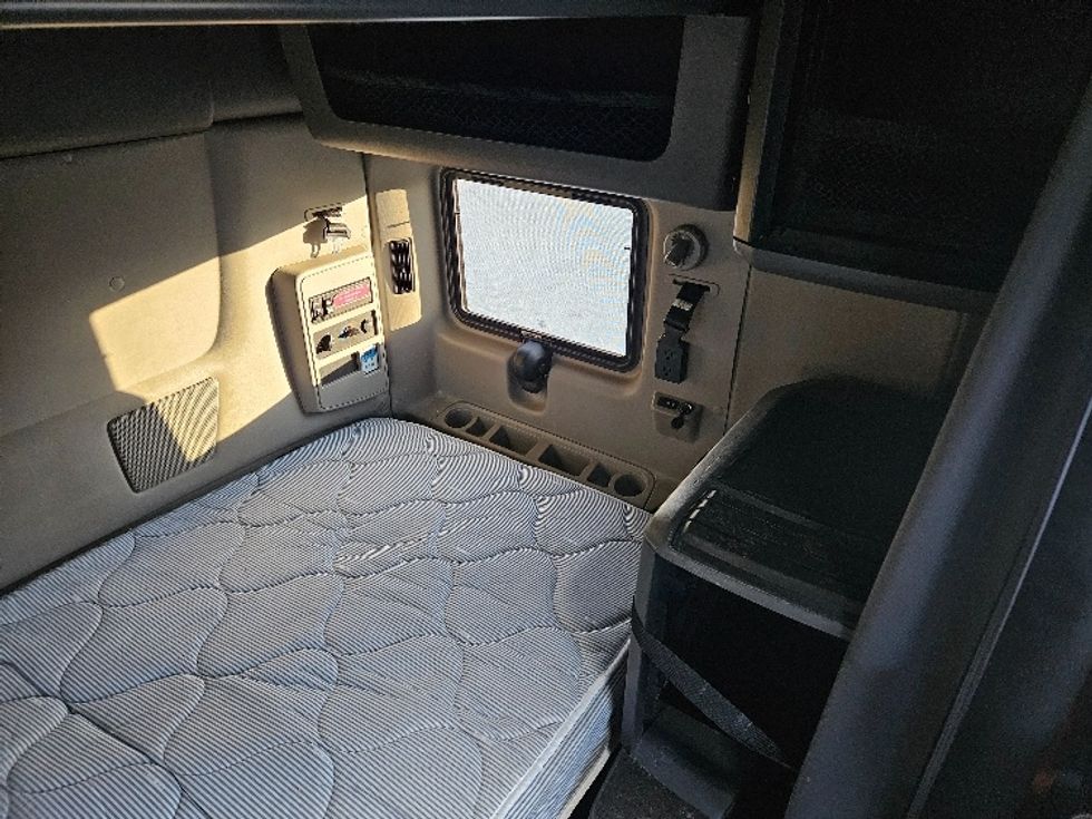 Sleeper Tractor-Heavy Duty Tractors-International-2023-LT625-Brooklyn Park-MN-530,871\n\t\tmiles-$ 52,000 - Image 18