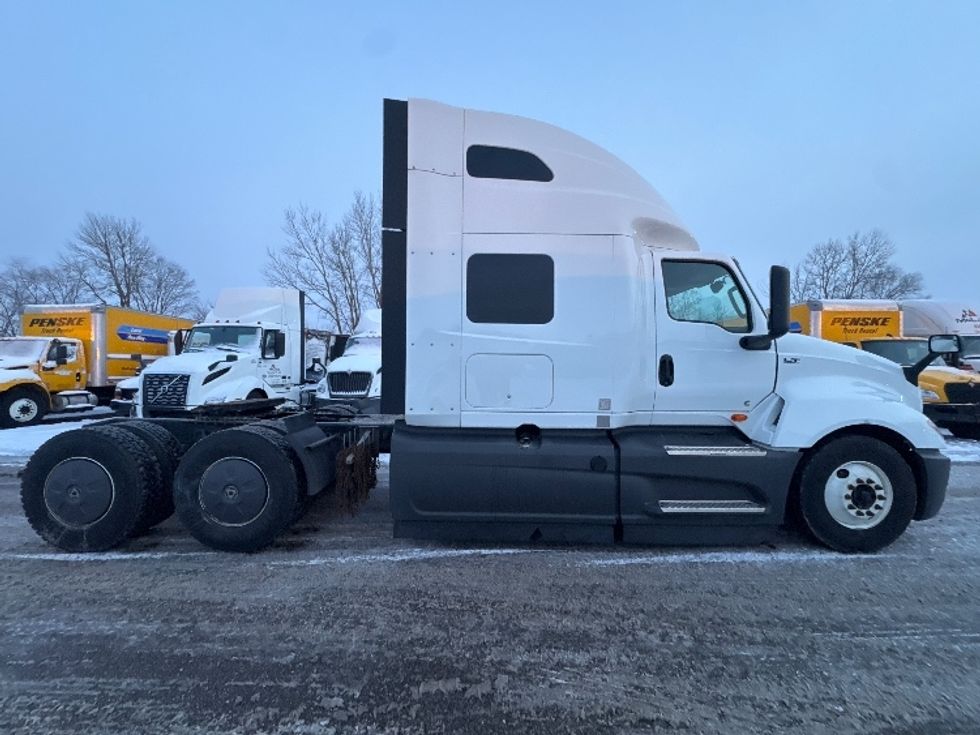 Sleeper Tractor-Heavy Duty Tractors-International-2023-LT625-Brooklyn Park-MN-555,724\n\t\tmiles-$ 49,750 - Image 8