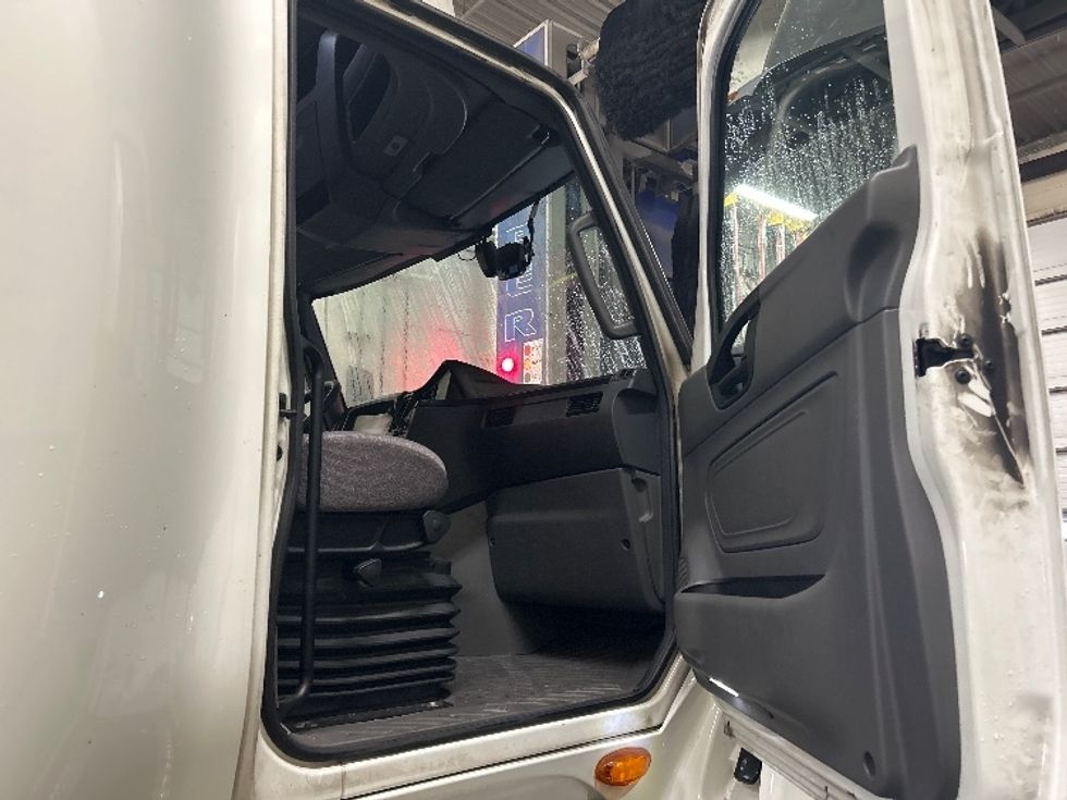 Sleeper Tractor-Heavy Duty Tractors-International-2023-LT625-Brooklyn Park-MN-563,991\n\t\tmiles-$ 49,000 - Image 13