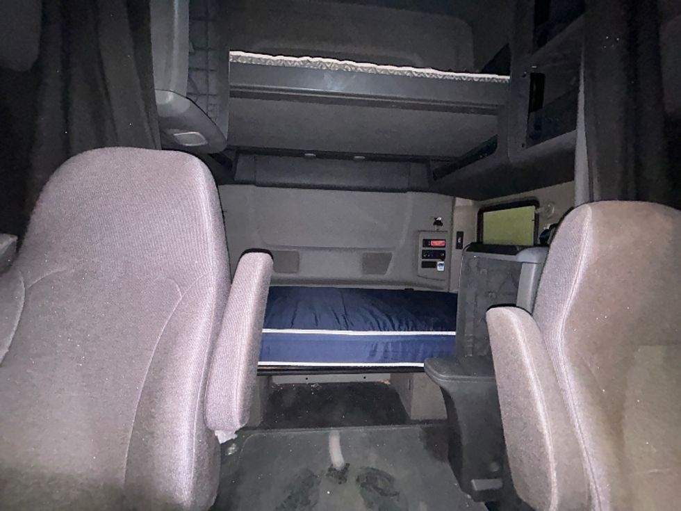 Sleeper Tractor-Heavy Duty Tractors-International-2023-LT625-Brooklyn Park-MN-563,991\n\t\tmiles-$ 49,000 - Image 16