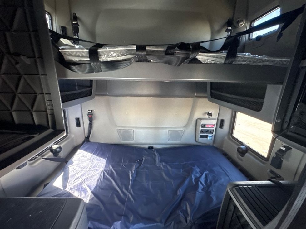 Sleeper Tractor-Heavy Duty Tractors-International-2023-LT625-Brooklyn Park-MN-585,865\n\t\tmiles-$ 47,000 - Image 14